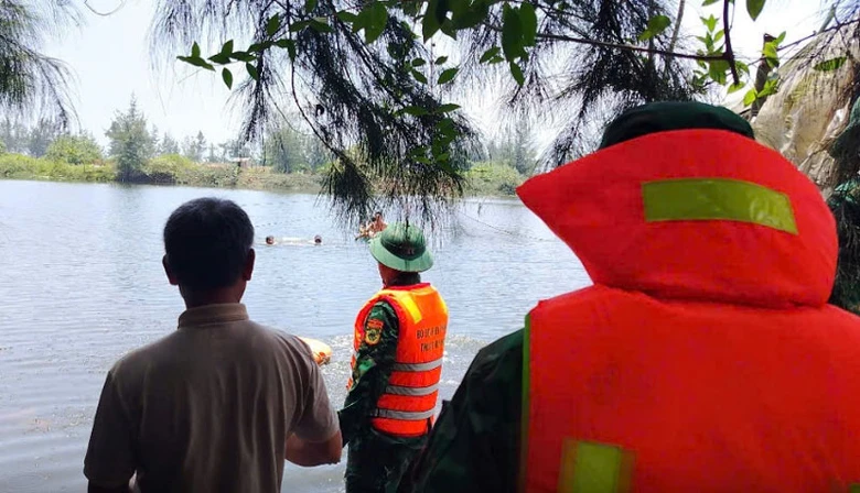 Đến khoảng 11h20 cùng ngày, thi thể anh Thái được lực lượng chức năng phát hiện và đưa lên bờ. Đến khoảng 11h20 cùng ngày, thi thể anh Thái được lực lượng chức năng phát hiện và đưa lên bờ.