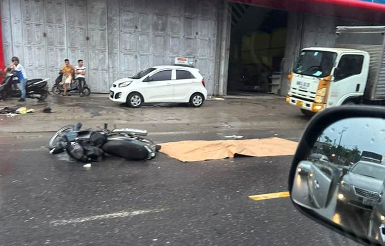 Hiện trường vụ tai nạn khiến người đi xe máy tử vong. Hiện trường vụ tai nạn khiến người đi xe máy tử vong.