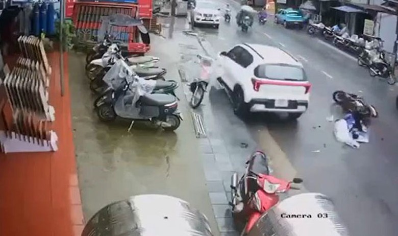 Hiện trường vụ tai nạn tại thị xã Sa Pa khiến 1 người tử vong. Hiện trường vụ tai nạn tại thị xã Sa Pa khiến 1 người tử vong.