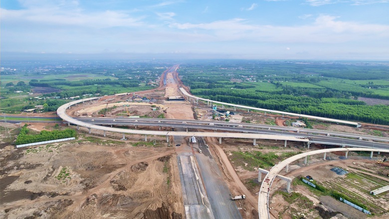 Nỗ lực tăng ca kíp kịp thông xe kỹ thuật cao tốc và Vành đai 3 qua Đồng Nai trước 19/12- Ảnh 4. Nỗ lực tăng ca kíp kịp thông xe kỹ thuật cao tốc và Vành đai 3 qua Đồng Nai trước 19/12- Ảnh 4.