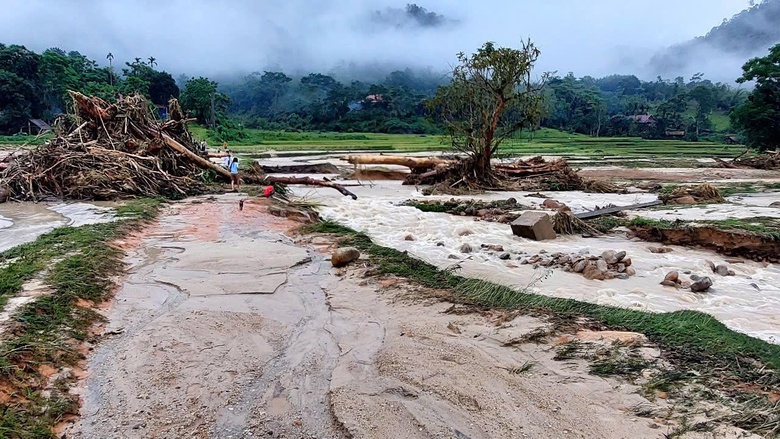 X&atilde; bi&ecirc;n giới Nghệ An tan hoang sau trận lũ qu&eacute;t bất ngờ trong đ&ecirc;m- Ảnh 1.