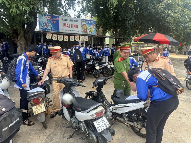 Đắk N&ocirc;ng: Sinh động c&ocirc;ng t&aacute;c tuy&ecirc;n truyền ATGT cho học sinh- Ảnh 2.