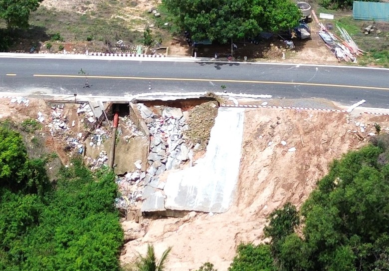 Mưa lớn g&acirc;y sạt lở nặng đoạn đường ven biển B&igrave;nh Thuận- Ảnh 1.