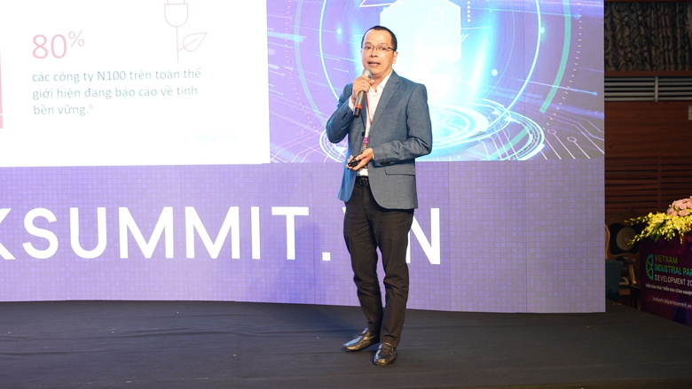 &Ocirc;ng L&ecirc; Quốc Thuận, Gi&aacute;m đốc kinh doanh K&ecirc;nh t&iacute;ch hợp hệ thống của Signify Việt Nam chia sẻ về giải ph&aacute;p chiếu s&aacute;ng xanh - th&ocirc;ng minh cho KCN.