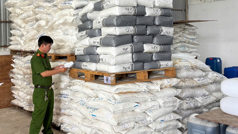 C&agrave; Mau: Tạm giữ hơn 25 tấn h&oacute;a chất, mỹ phẩm kh&ocirc;ng r&otilde; nguồn gốc- Ảnh 1.