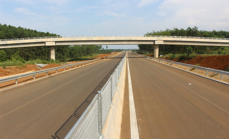 Gỡ vướng mặt bằng đường gom, th&ocirc;ng tuyến ch&iacute;nh cao tốc Vạn Ninh - Cam Lộ trong th&aacute;ng 6- Ảnh 2.