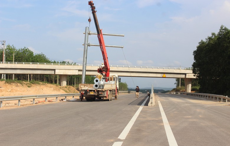 Gỡ vướng mặt bằng đường gom, th&ocirc;ng tuyến ch&iacute;nh cao tốc Vạn Ninh - Cam Lộ trong th&aacute;ng 6- Ảnh 3.
