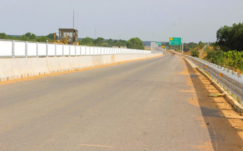 Gỡ vướng mặt bằng đường gom, th&ocirc;ng tuyến ch&iacute;nh cao tốc Vạn Ninh - Cam Lộ trong th&aacute;ng 6- Ảnh 4.