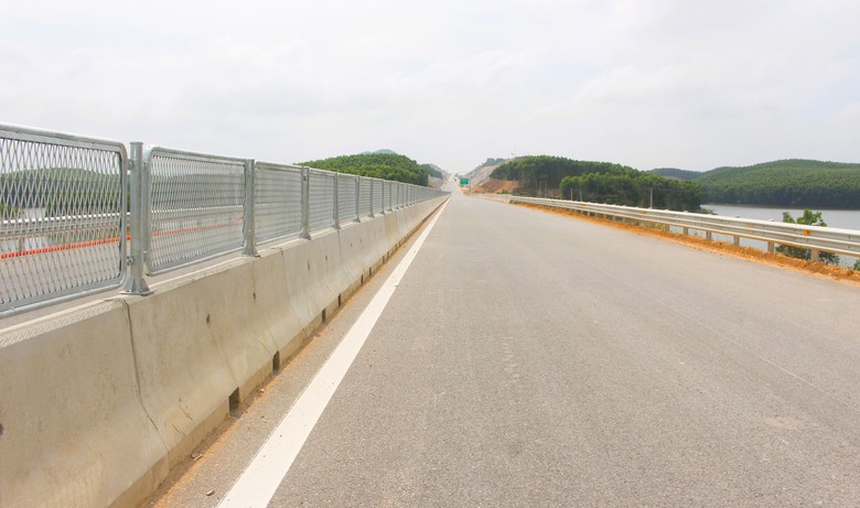 Gỡ vướng mặt bằng đường gom, th&ocirc;ng tuyến ch&iacute;nh cao tốc Vạn Ninh - Cam Lộ trong th&aacute;ng 6- Ảnh 5.