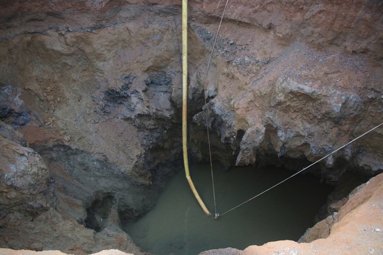 Ngừng h&uacute;t nước ở "hố tử thần", triển khai phương &aacute;n mới t&igrave;m nạn nh&acirc;n mất t&iacute;ch- Ảnh 1.