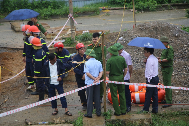 Ngừng h&uacute;t nước ở "hố tử thần", triển khai phương &aacute;n mới t&igrave;m nạn nh&acirc;n mất t&iacute;ch- Ảnh 2.