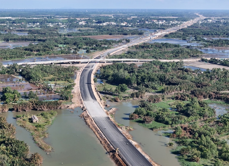 Nỗ lực tăng ca kíp kịp thông xe kỹ thuật cao tốc và Vành đai 3 qua Đồng Nai trước 19/12- Ảnh 3. Nỗ lực tăng ca kíp kịp thông xe kỹ thuật cao tốc và Vành đai 3 qua Đồng Nai trước 19/12- Ảnh 3.