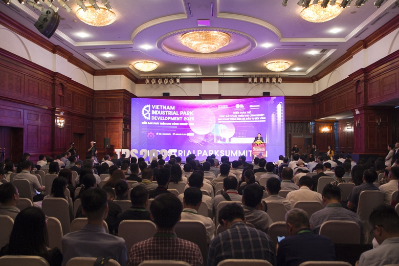 Diễn đàn phát triển khu công nghiệp Việt Nam 2025 thu hút sự tham gia của nhiều chuyên gia, đại biểu và doanh nghiệp trong lĩnh vực phát triển KCN. Diễn đàn phát triển khu công nghiệp Việt Nam 2025 thu hút sự tham gia của nhiều chuyên gia, đại biểu và doanh nghiệp trong lĩnh vực phát triển KCN.