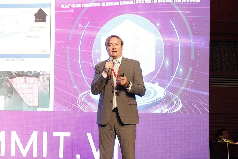 Ông Bruno Jaspaert, Tổng giám đốc Tổ hợp KCN Deep C chia sẻ kinh nghiệm xây dựng KCN sinh thái, bền vững. Ông Bruno Jaspaert, Tổng giám đốc Tổ hợp KCN Deep C chia sẻ kinh nghiệm xây dựng KCN sinh thái, bền vững.