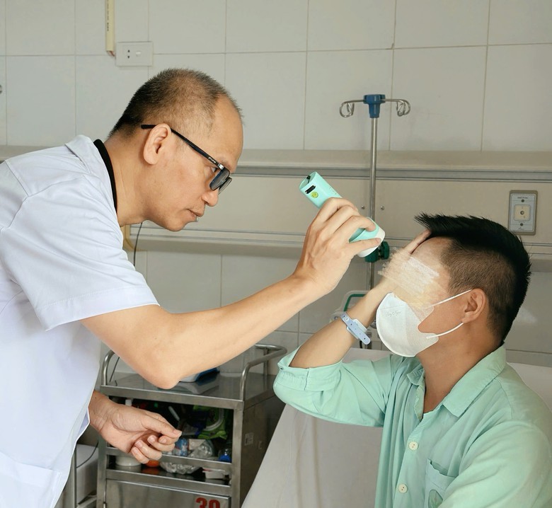 Người đ&agrave;n &ocirc;ng 45 tuổi su&yacute;t m&ugrave; sau ti&ecirc;m filler x&oacute;a nhăn tr&aacute;n tại spa- Ảnh 1.