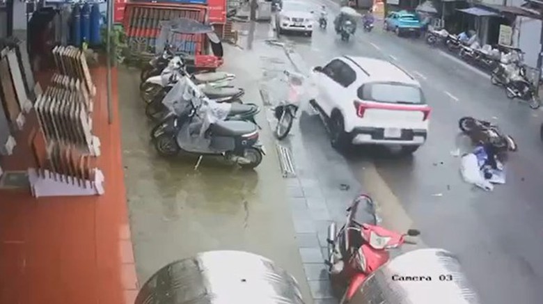 Bé 5 tuổi tử vong sau va chạm giữa ô tô và hai xe máy ở Sa Pa- Ảnh 1. Bé 5 tuổi tử vong sau va chạm giữa ô tô và hai xe máy ở Sa Pa- Ảnh 1.