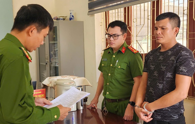 T&agrave;i xế &ocirc; t&ocirc; đầu k&eacute;o phớt lờ hiệu lệnh dừng xe, th&aacute;ch thức CSGT- Ảnh 1.