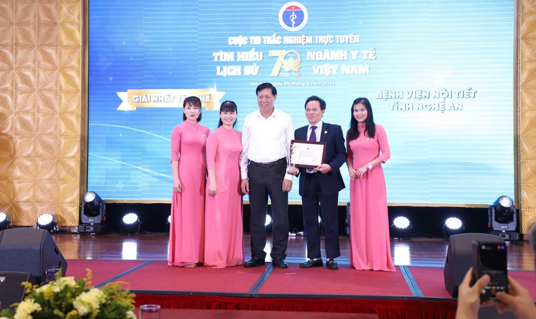 Trao giải cuộc thi trắc nghiệm tìm hiểu lịch sử 70 năm ngành Y tế Việt Nam- Ảnh 1. Trao giải cuộc thi trắc nghiệm tìm hiểu lịch sử 70 năm ngành Y tế Việt Nam- Ảnh 1.