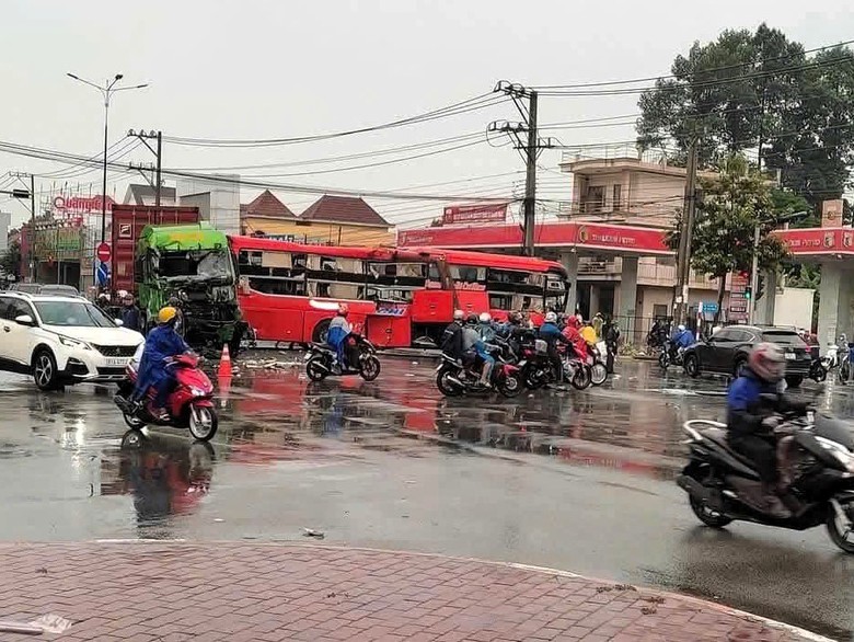 Xe giường nằm va chạm xe container tr&ecirc;n QL13, 4 h&agrave;nh kh&aacute;ch nhập viện- Ảnh 2.