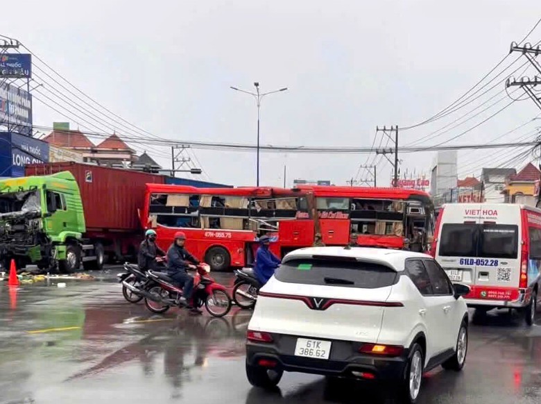 Xe giường nằm va chạm xe container tr&ecirc;n QL13, 4 h&agrave;nh kh&aacute;ch nhập viện- Ảnh 3.