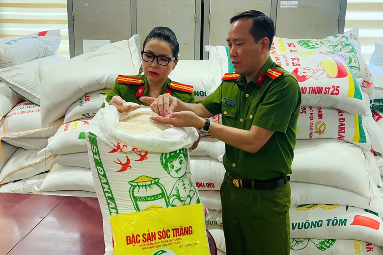 H&agrave; Nội: Khởi tố 4 phụ nữ l&agrave;m giả hơn 17 tấn gạo ST25- Ảnh 1.