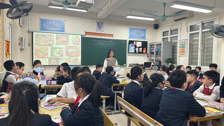 Hà Nội: Không để phụ huynh phải xếp hàng nộp hồ sơ tuyển sinh vào lớp 1- Ảnh 1. Hà Nội: Không để phụ huynh phải xếp hàng nộp hồ sơ tuyển sinh vào lớp 1- Ảnh 1.