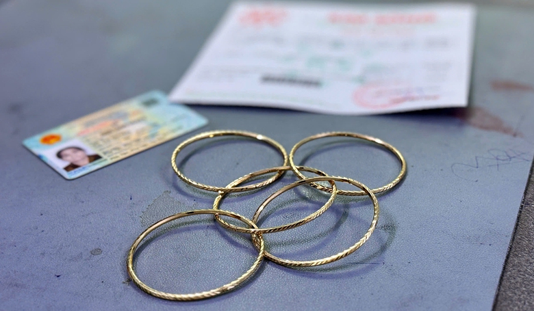 Bắt "nữ qu&aacute;i" vờ mua v&agrave;ng rồi lấy trộm 5 chiếc v&ograve;ng- Ảnh 2.