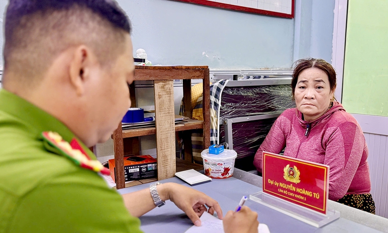 Bắt "nữ qu&aacute;i" vờ mua v&agrave;ng rồi lấy trộm 5 chiếc v&ograve;ng- Ảnh 1.