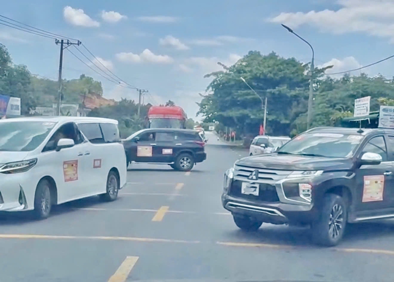 Cảnh sát giao thông xử lý vụ tự ý chặn đường cho đoàn xe doanh nhân đi qua- Ảnh 1. Cảnh sát giao thông xử lý vụ tự ý chặn đường cho đoàn xe doanh nhân đi qua- Ảnh 1.