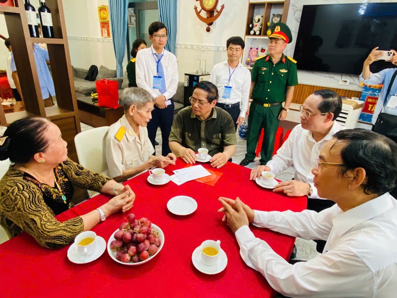 Thủ tướng d&acirc;ng hương tưởng niệm c&aacute;c Anh h&ugrave;ng liệt sĩ tại Nghĩa trang H&agrave;ng Dương- Ảnh 3.