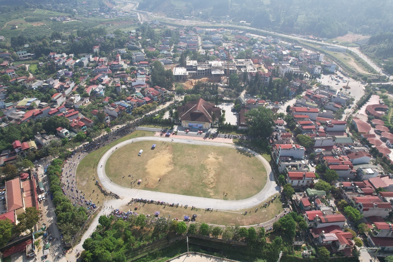 Độc đ&aacute;o đua ngựa giữa n&uacute;i rừng Bắc H&agrave;- Ảnh 1.