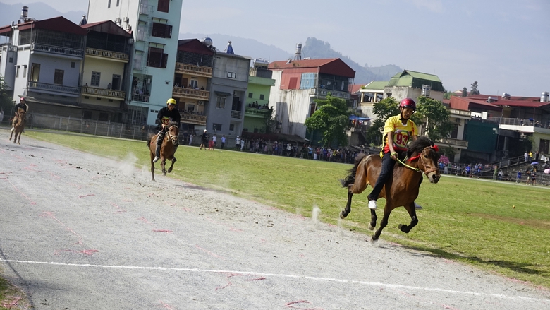 Độc đ&aacute;o đua ngựa giữa n&uacute;i rừng Bắc H&agrave;- Ảnh 8.