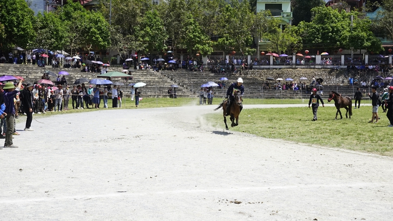 Độc đ&aacute;o đua ngựa giữa n&uacute;i rừng Bắc H&agrave;- Ảnh 11.
