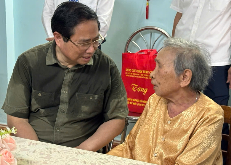 Thủ tướng d&acirc;ng hương tưởng niệm c&aacute;c Anh h&ugrave;ng liệt sĩ tại Nghĩa trang H&agrave;ng Dương- Ảnh 5.