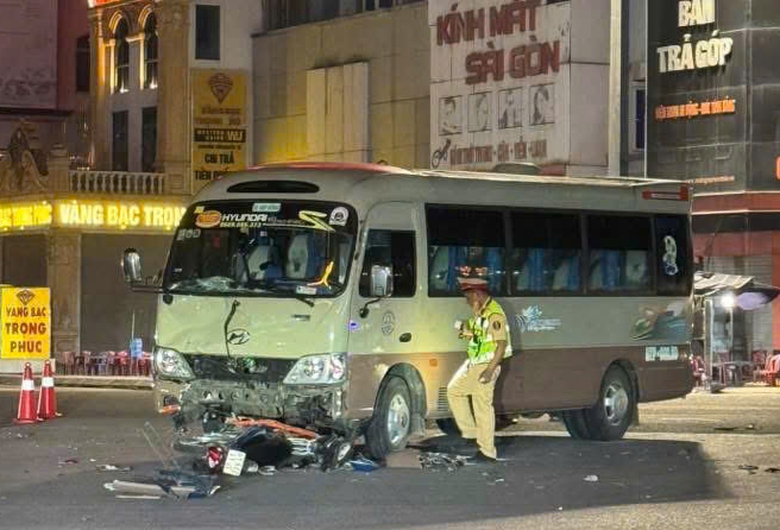 Xe m&aacute;y va chạm xe kh&aacute;ch, nam thiếu ni&ecirc;n tử vong thương t&acirc;m- Ảnh 1.