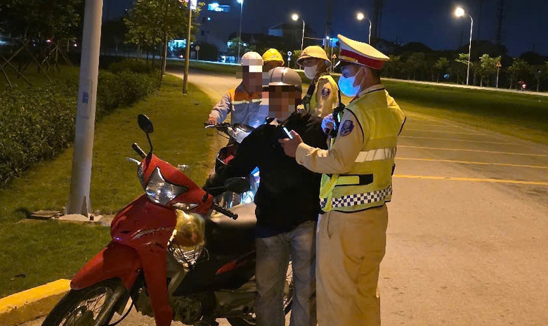 Ngăn ma men diễu phố, đảm bảo an toàn dịp nghỉ lễ 30/4- Ảnh 2. Ngăn ma men diễu phố, đảm bảo an toàn dịp nghỉ lễ 30/4- Ảnh 2.