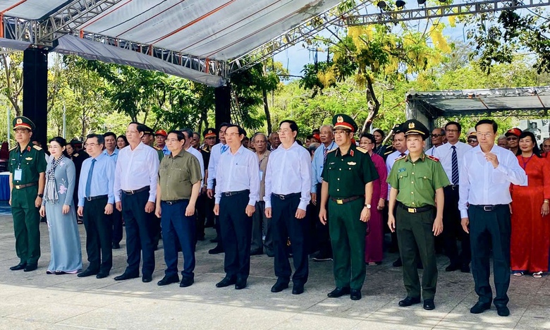 Thủ tướng d&acirc;ng hương tưởng niệm c&aacute;c Anh h&ugrave;ng liệt sĩ tại Nghĩa trang H&agrave;ng Dương- Ảnh 7.