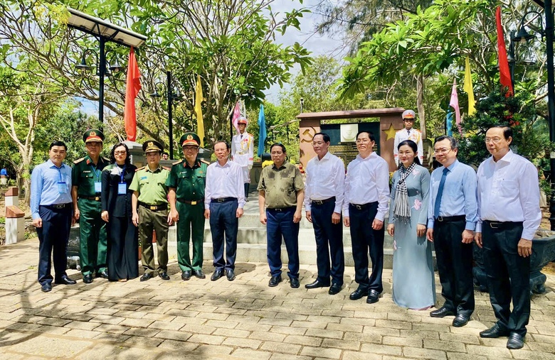 Thủ tướng d&acirc;ng hương tưởng niệm c&aacute;c Anh h&ugrave;ng liệt sĩ tại Nghĩa trang H&agrave;ng Dương- Ảnh 9.