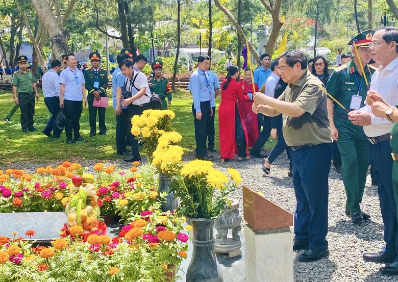 Thủ tướng d&acirc;ng hương tưởng niệm c&aacute;c Anh h&ugrave;ng liệt sĩ tại Nghĩa trang H&agrave;ng Dương- Ảnh 1.