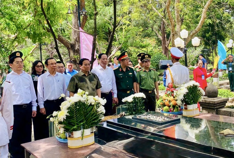 Thủ tướng d&acirc;ng hương tưởng niệm c&aacute;c Anh h&ugrave;ng liệt sĩ tại Nghĩa trang H&agrave;ng Dương- Ảnh 8.