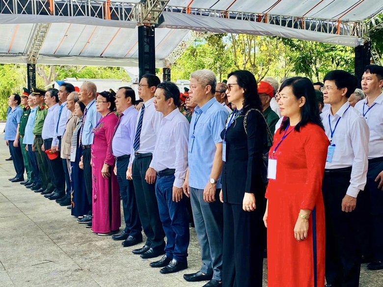 Thủ tướng d&acirc;ng hương tưởng niệm c&aacute;c Anh h&ugrave;ng liệt sĩ tại Nghĩa trang H&agrave;ng Dương- Ảnh 11.