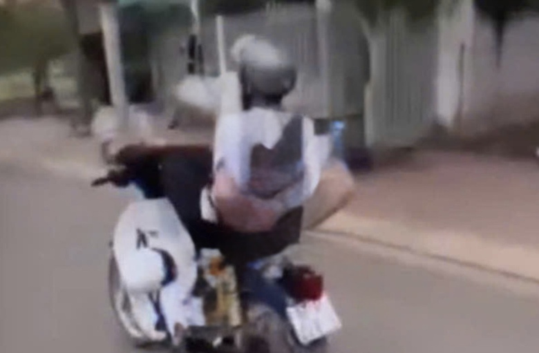 Mời nam sinh lớp 10 lái xe máy bằng chân lên công an làm việc- Ảnh 2. Mời nam sinh lớp 10 lái xe máy bằng chân lên công an làm việc- Ảnh 2.