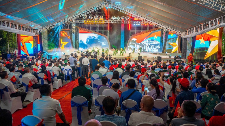 50 năm giải ph&oacute;ng, C&ocirc;n Đảo rực s&aacute;ng đ&ecirc;m tri &acirc;n- Ảnh 2.