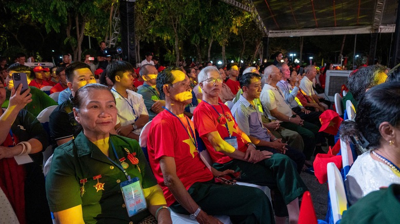 50 năm giải ph&oacute;ng, C&ocirc;n Đảo rực s&aacute;ng đ&ecirc;m tri &acirc;n- Ảnh 10.