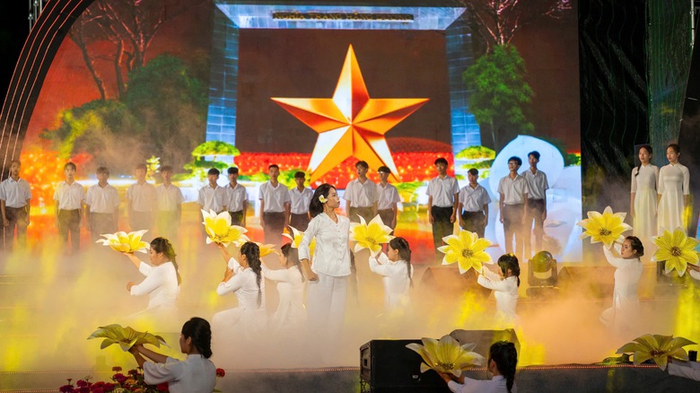 50 năm giải ph&oacute;ng, C&ocirc;n Đảo rực s&aacute;ng đ&ecirc;m tri &acirc;n- Ảnh 13.