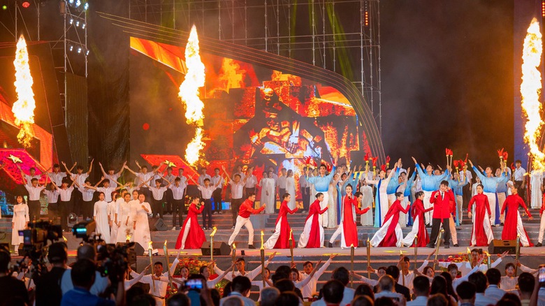 50 năm giải ph&oacute;ng, C&ocirc;n Đảo rực s&aacute;ng đ&ecirc;m tri &acirc;n- Ảnh 11.