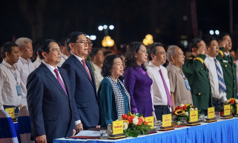 50 năm giải ph&oacute;ng, C&ocirc;n Đảo rực s&aacute;ng đ&ecirc;m tri &acirc;n- Ảnh 1.