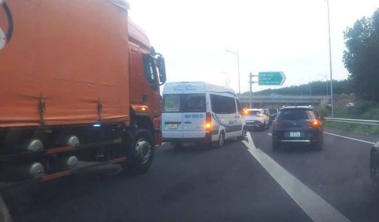 Hai tuyến cao tốc cửa ngõ TP.HCM quá tải, ùn ứ hơn 3 giờ- Ảnh 1. Hai tuyến cao tốc cửa ngõ TP.HCM quá tải, ùn ứ hơn 3 giờ- Ảnh 1.