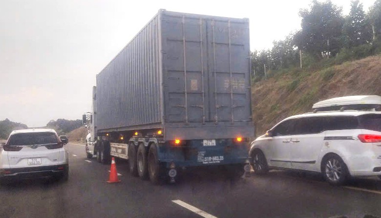 Hai tuyến cao tốc cửa ngõ TP.HCM quá tải, ùn ứ hơn 3 giờ- Ảnh 3. Hai tuyến cao tốc cửa ngõ TP.HCM quá tải, ùn ứ hơn 3 giờ- Ảnh 3.