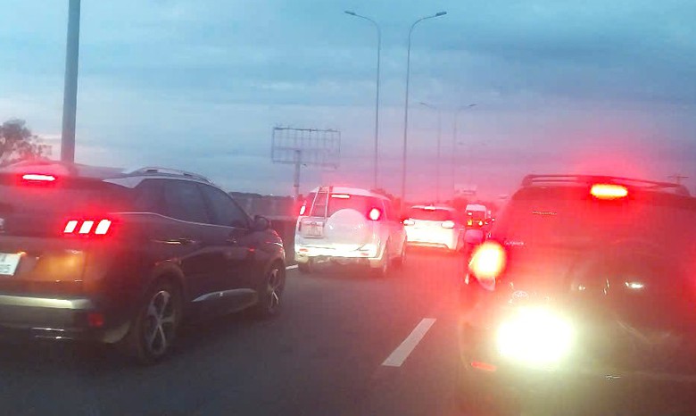 Hai tuyến cao tốc cửa ngõ TP.HCM quá tải, ùn ứ hơn 3 giờ- Ảnh 4. Hai tuyến cao tốc cửa ngõ TP.HCM quá tải, ùn ứ hơn 3 giờ- Ảnh 4.